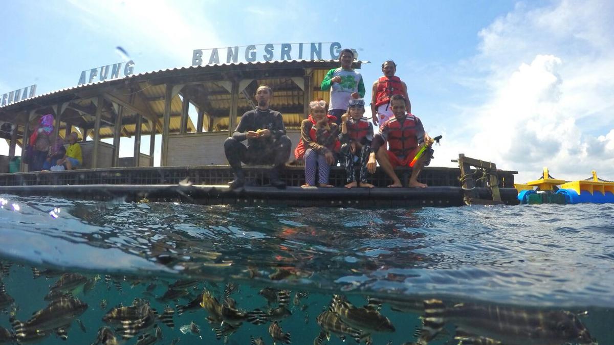 Jelajahi Bawah Laut ‘Maldives van Java’ di Pantai Brangsing